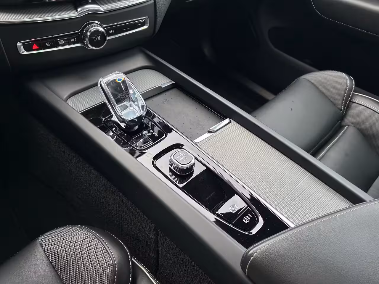 Volvo XC60 2.0 T6 Plug-in hybrid AWD Plus Black Edition | Trekhaak | SoH 96% | Harman/Kardon | Pano |