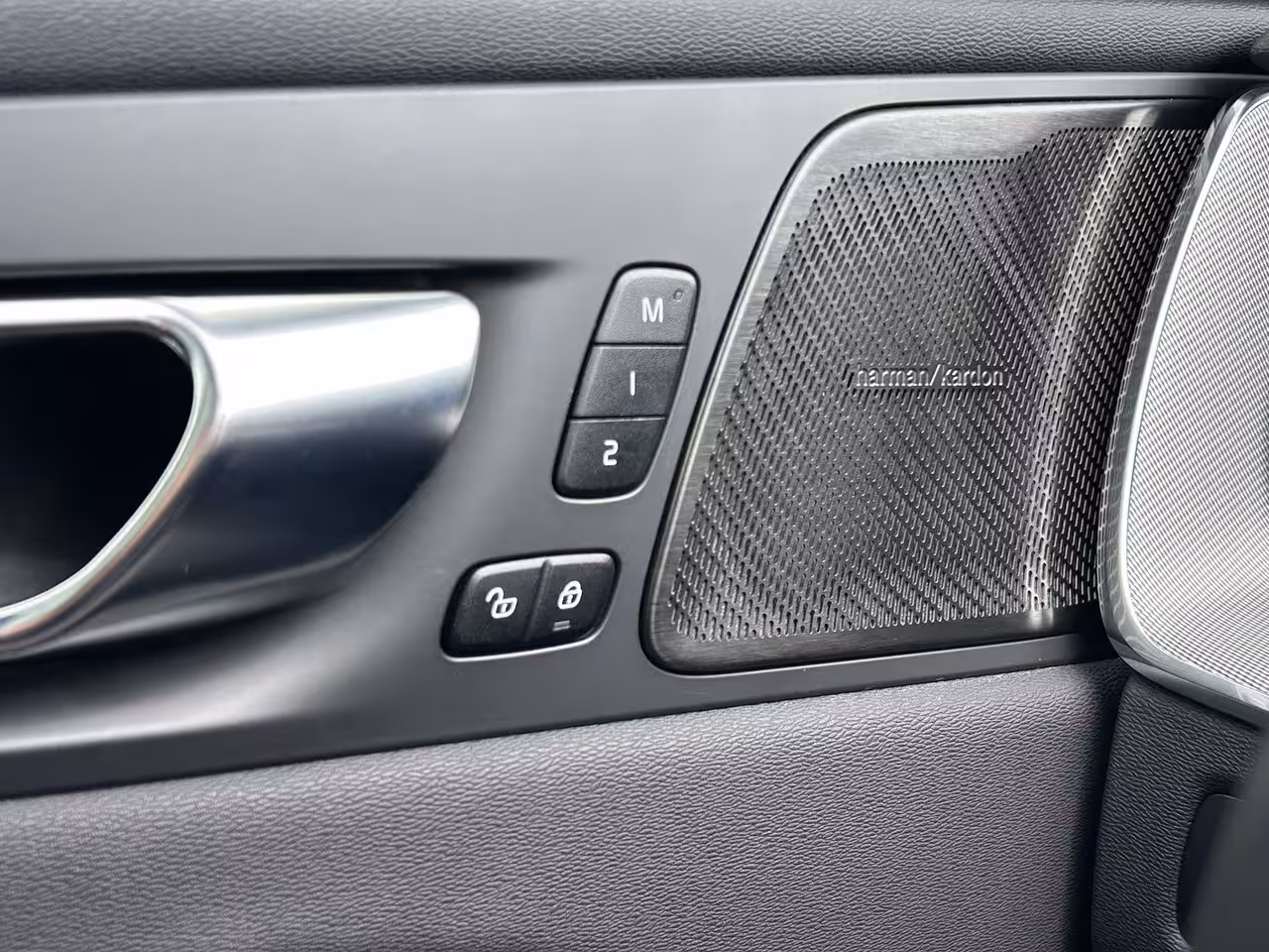 Volvo XC60 2.0 T6 Plug-in hybrid AWD Plus Black Edition | Trekhaak | SoH 96% | Harman/Kardon | Pano |