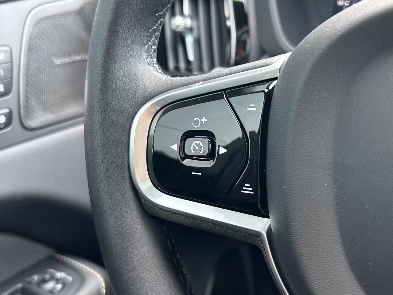 Volvo XC60 2.0 T6 Plug-in hybrid AWD Plus Black Edition | Trekhaak | SoH 96% | Harman/Kardon | Pano |
