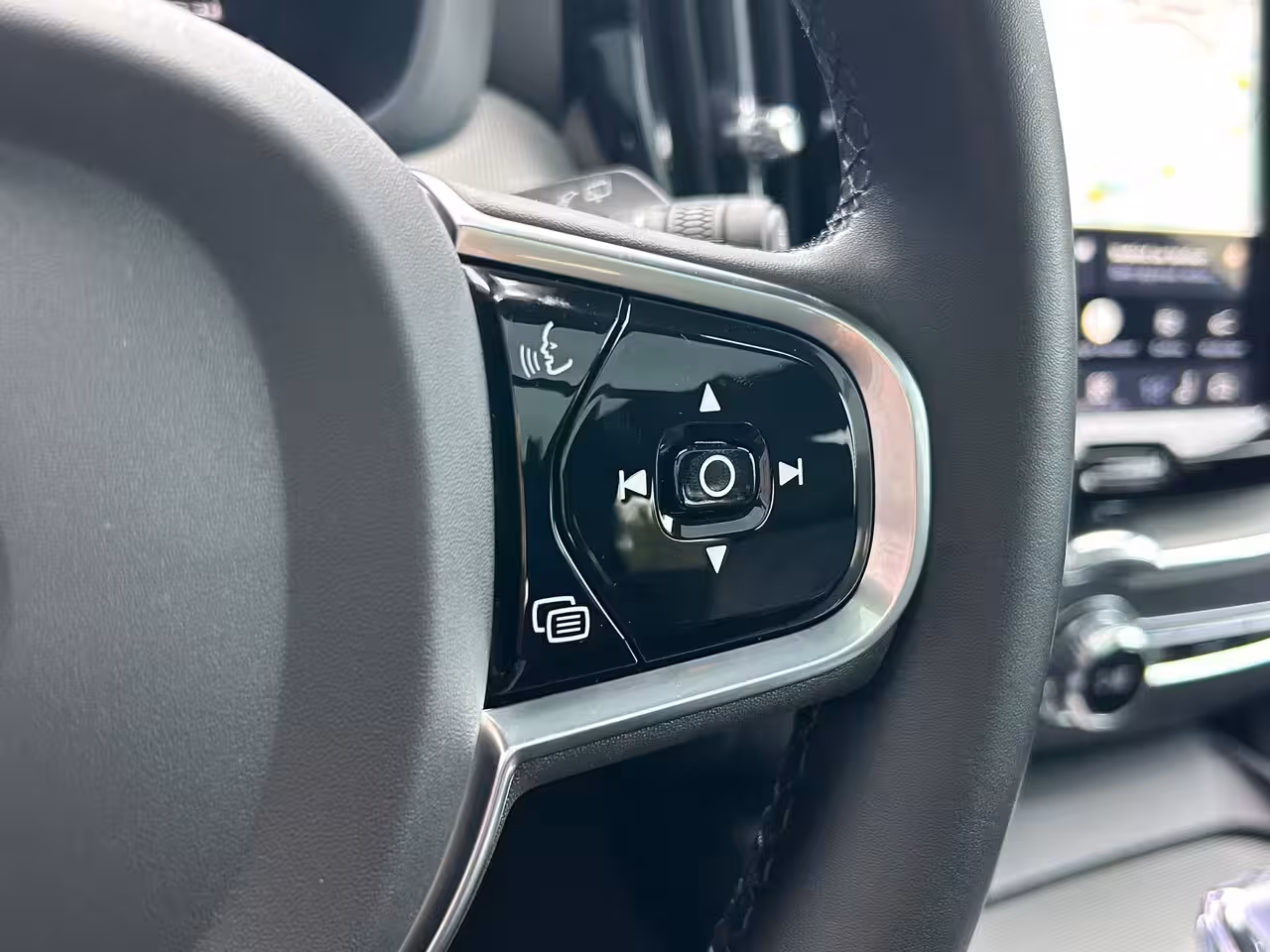 Volvo XC60 2.0 T6 Plug-in hybrid AWD Plus Black Edition | Trekhaak | SoH 96% | Harman/Kardon | Pano |