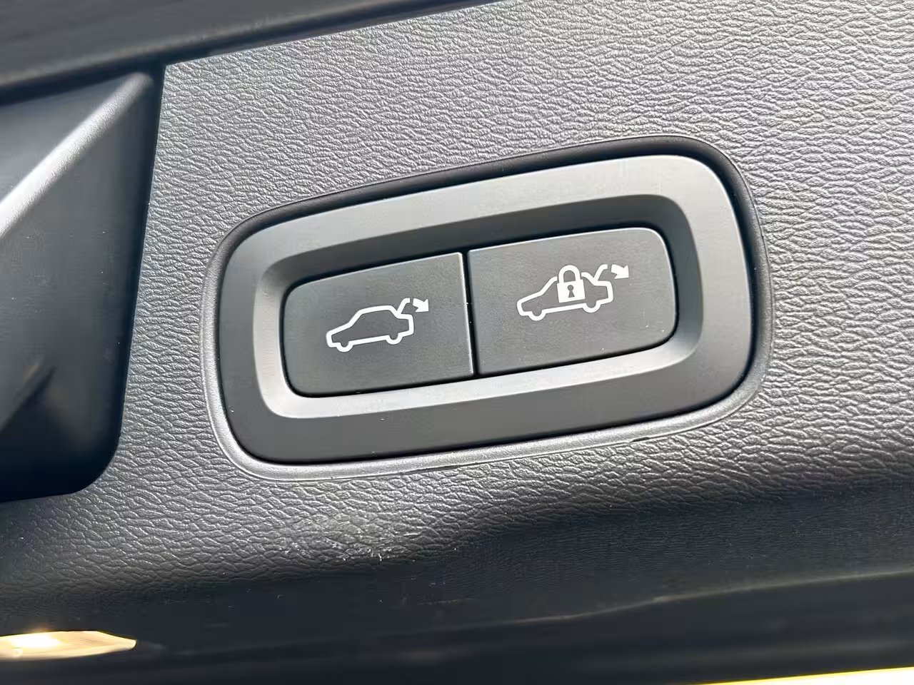 Volvo XC60 2.0 T6 Plug-in hybrid AWD Plus Black Edition | Trekhaak | SoH 96% | Harman/Kardon | Pano |