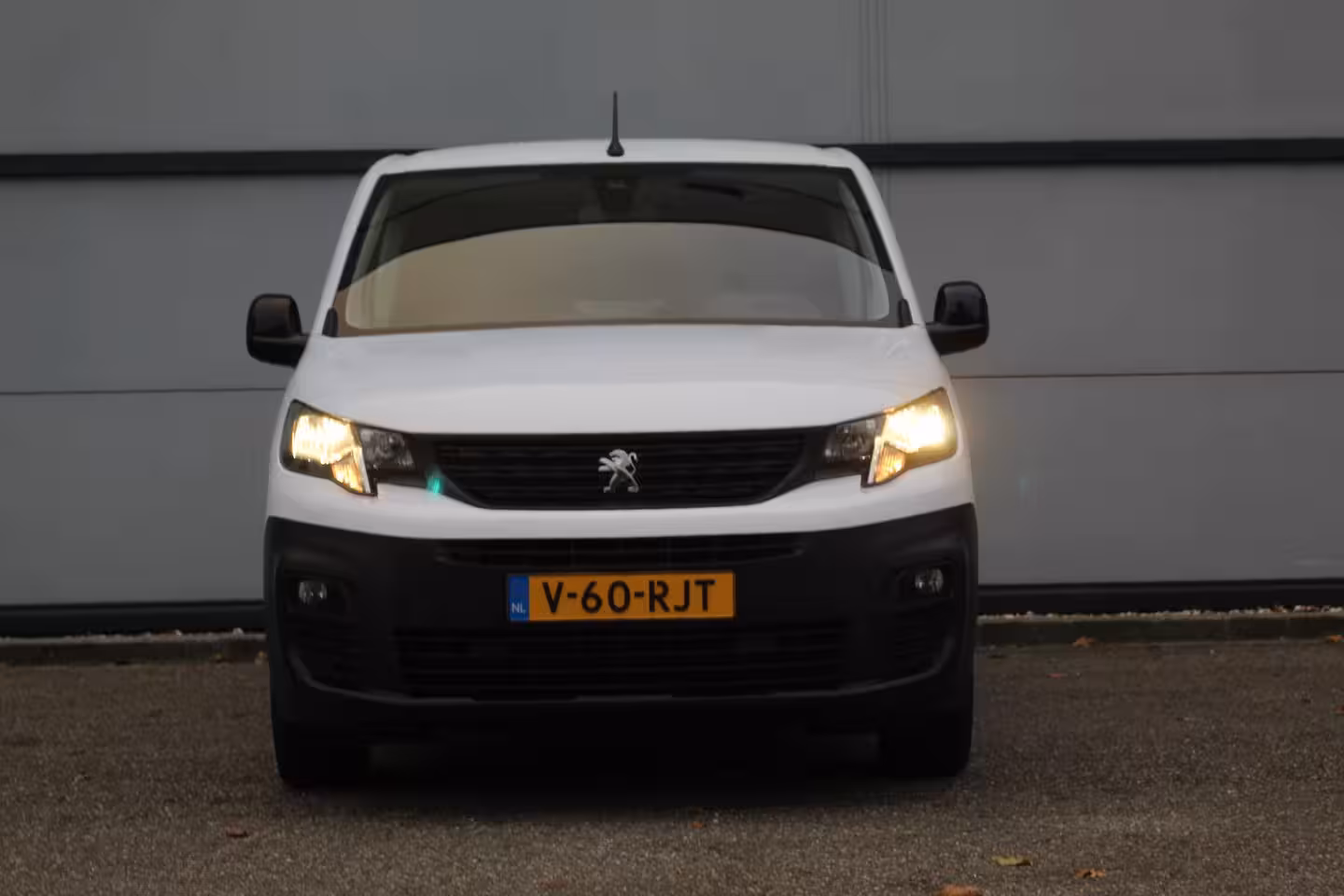 Peugeot Partner Premium L2 | Airco | Navi | Stoelverw. | Cruise C. | BLIS | PDC V&A | CarPlay | Betimmerin