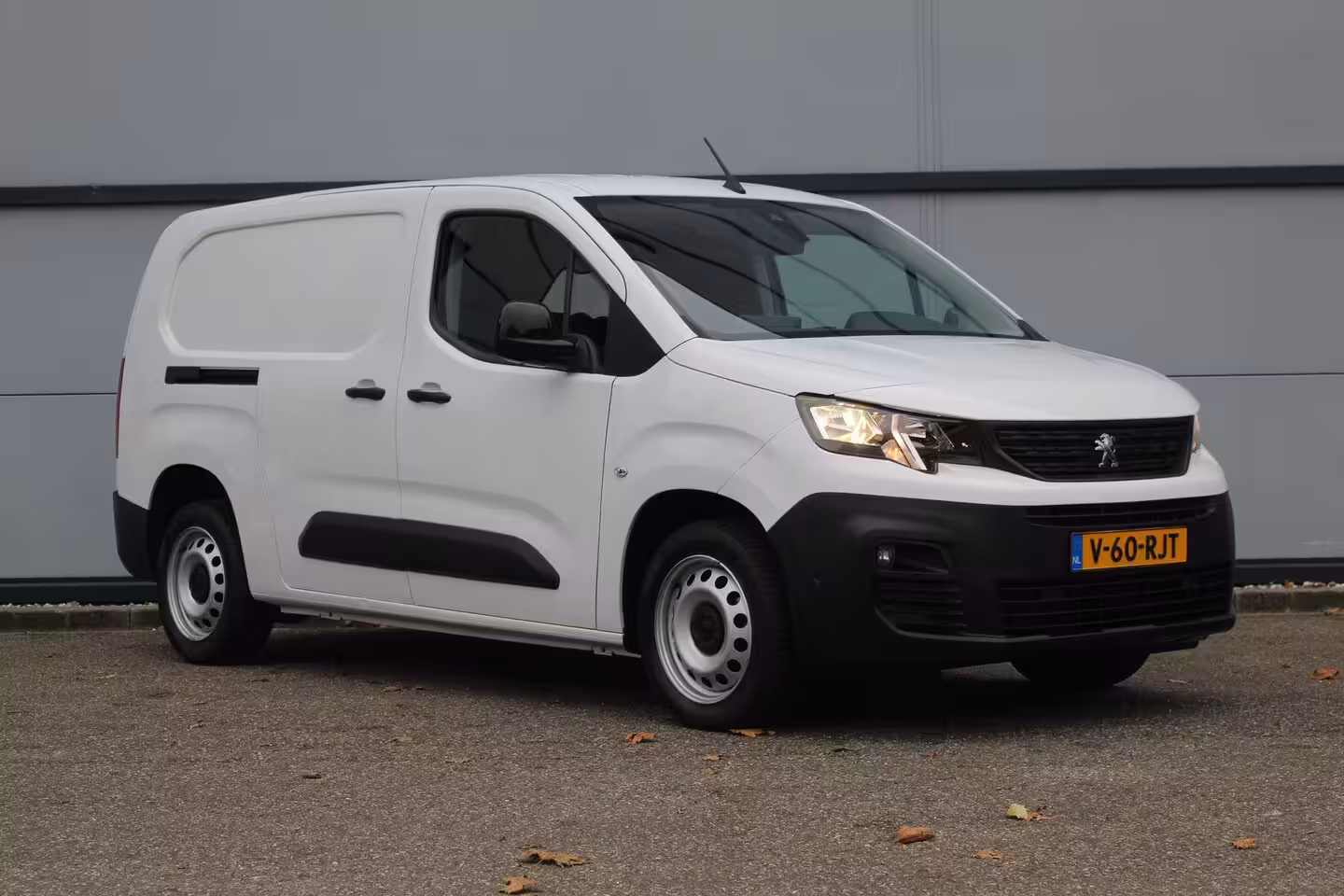 Peugeot Partner Premium L2 | Airco | Navi | Stoelverw. | Cruise C. | BLIS | PDC V&A | CarPlay | Betimmerin
