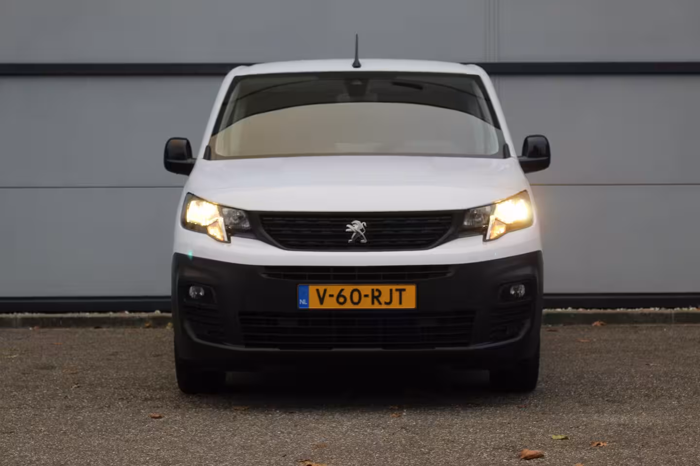 Peugeot Partner Premium L2 | Airco | Navi | Stoelverw. | Cruise C. | BLIS | PDC V&A | CarPlay | Betimmerin