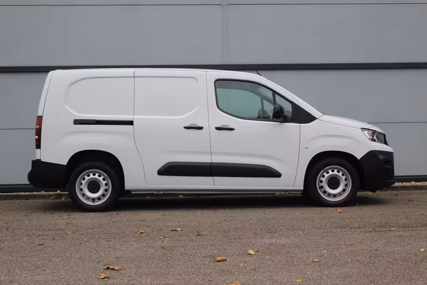 Peugeot Partner Premium L2 | Airco | Navi | Stoelverw. | Cruise C. | BLIS | PDC V&A | CarPlay | Betimmerin