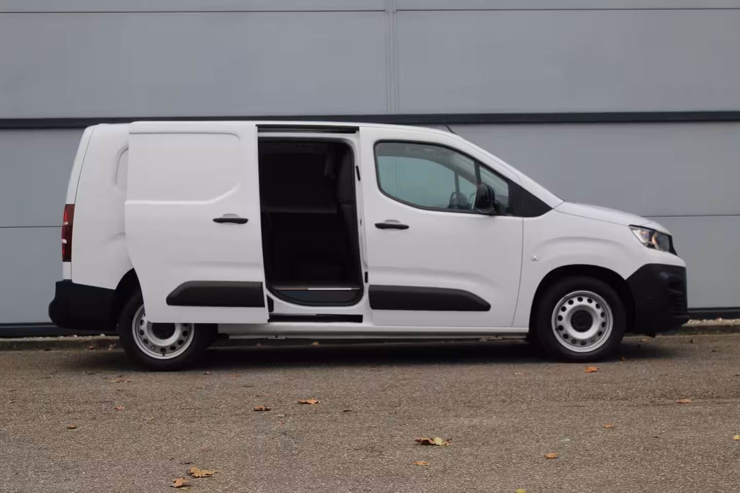 Peugeot Partner Premium L2 | Airco | Navi | Stoelverw. | Cruise C. | BLIS | PDC V&A | CarPlay | Betimmerin