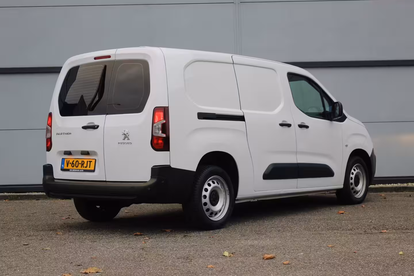 Peugeot Partner Premium L2 | Airco | Navi | Stoelverw. | Cruise C. | BLIS | PDC V&A | CarPlay | Betimmerin