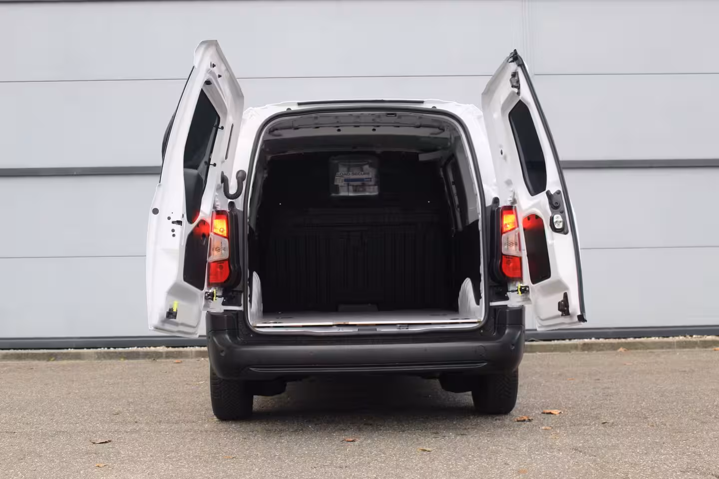 Peugeot Partner Premium L2 | Airco | Navi | Stoelverw. | Cruise C. | BLIS | PDC V&A | CarPlay | Betimmerin