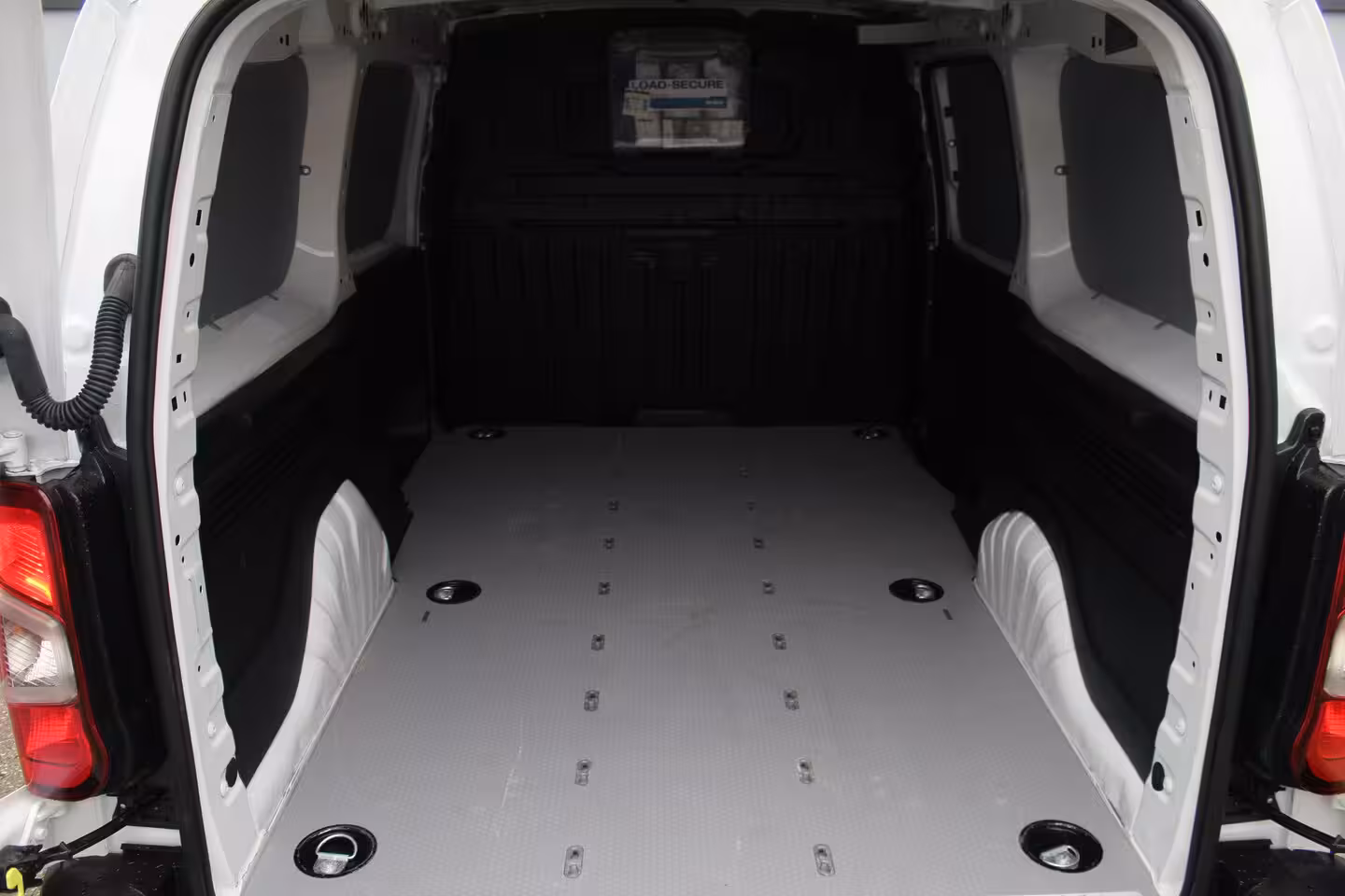 Peugeot Partner Premium L2 | Airco | Navi | Stoelverw. | Cruise C. | BLIS | PDC V&A | CarPlay | Betimmerin