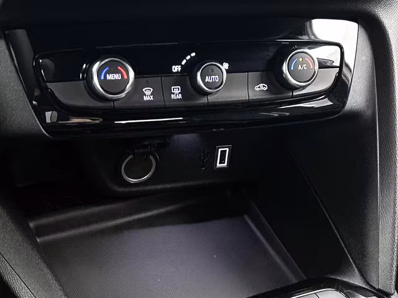 Opel Corsa 1.2 GS | Camera | Navigatie | Apple Carplay | Sensoren Achter | Climate Control | Dodehoek