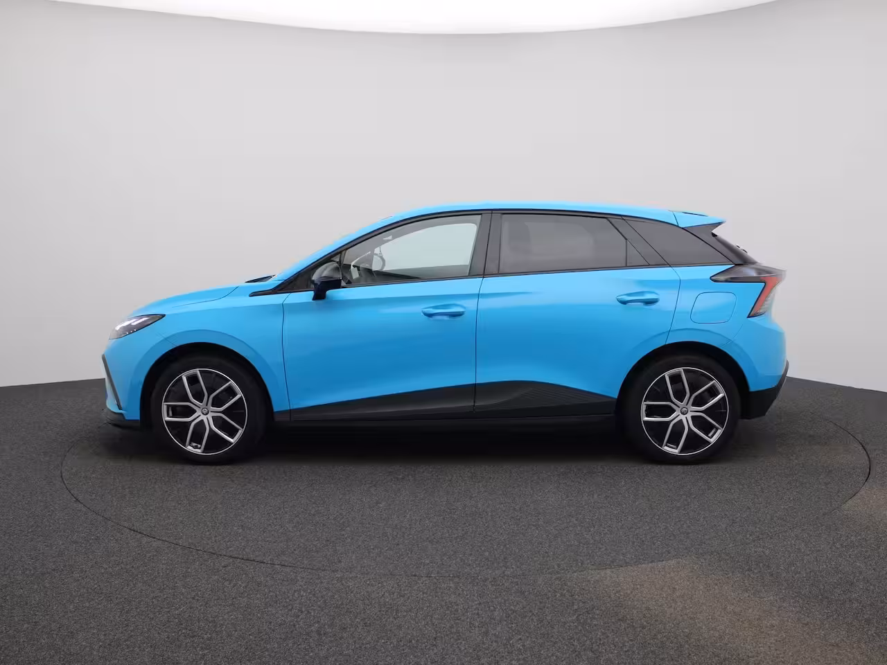MG MG4 64 kWh Luxury | Rondom Camera | Stoelverwarming | Cruise Control | Apple Carplay/Android A