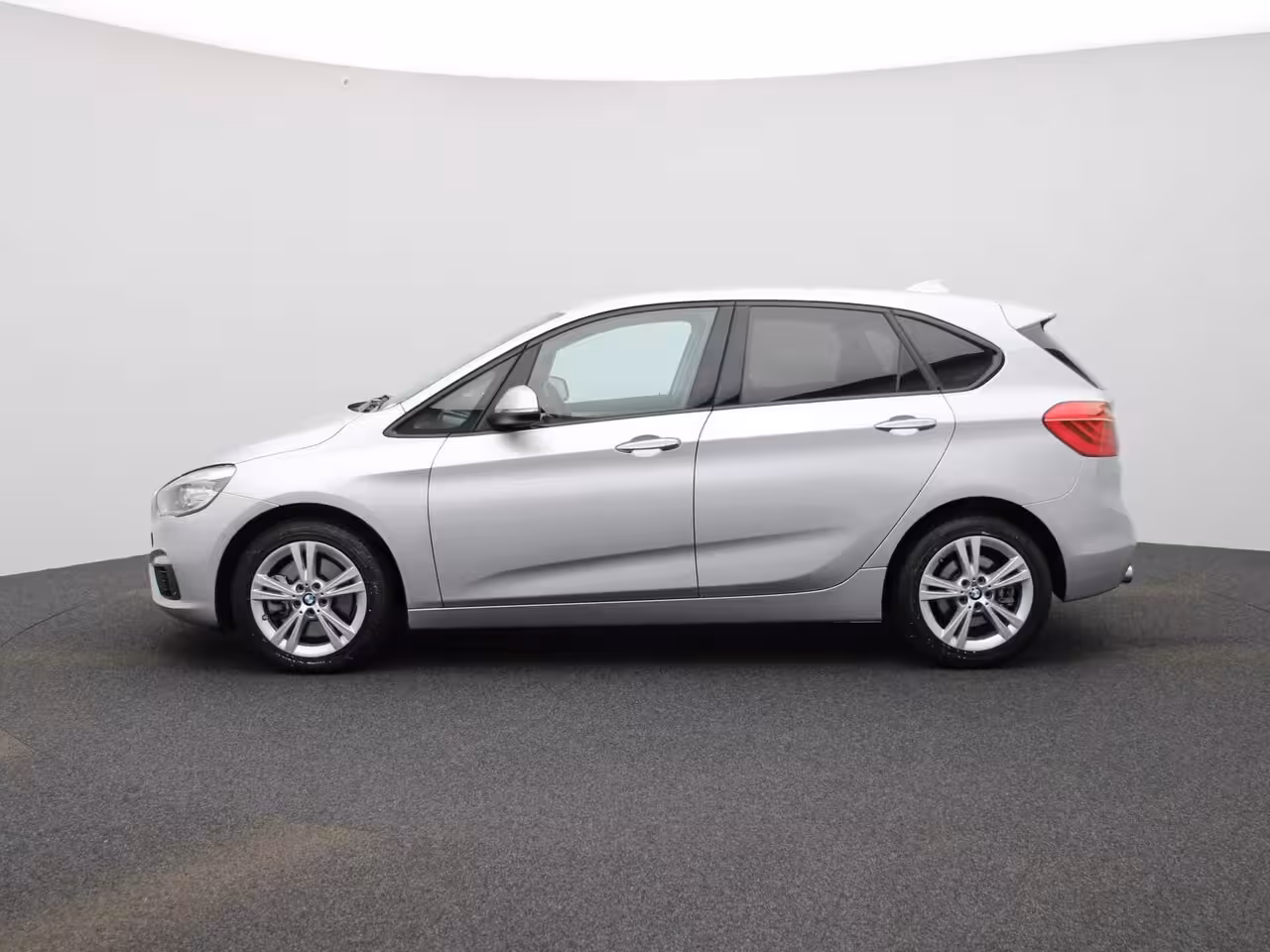 BMW 2-serie Active Tourer 225i xDrive | ELEKTRISCHE BESTUURDERSSTOEL MET GEHEUGEN | | NAVIGATIE | ACHTERUITRIJCAMERA