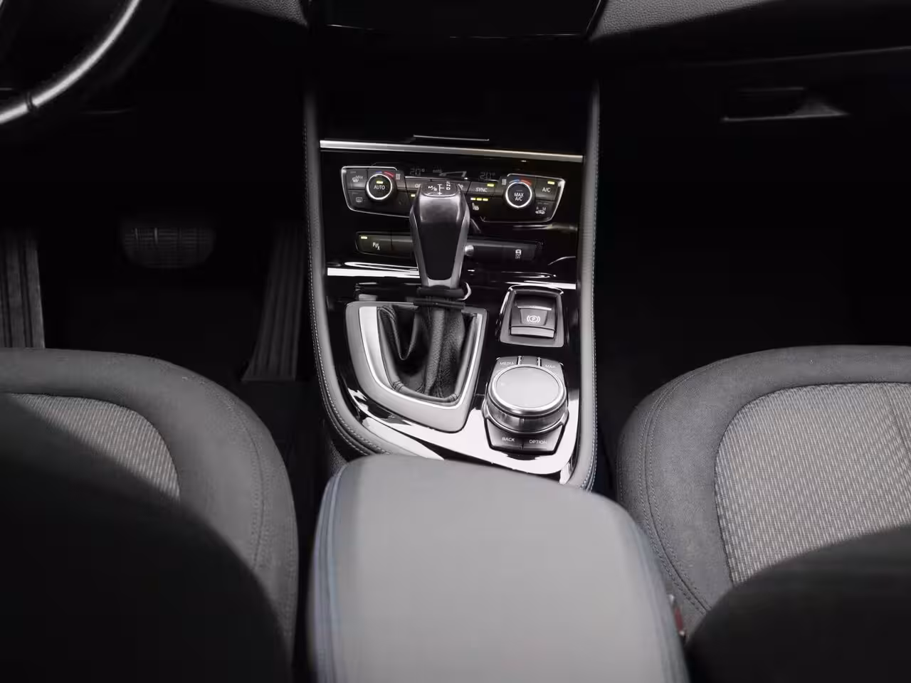 BMW 2-serie Active Tourer 225i xDrive | ELEKTRISCHE BESTUURDERSSTOEL MET GEHEUGEN | | NAVIGATIE | ACHTERUITRIJCAMERA