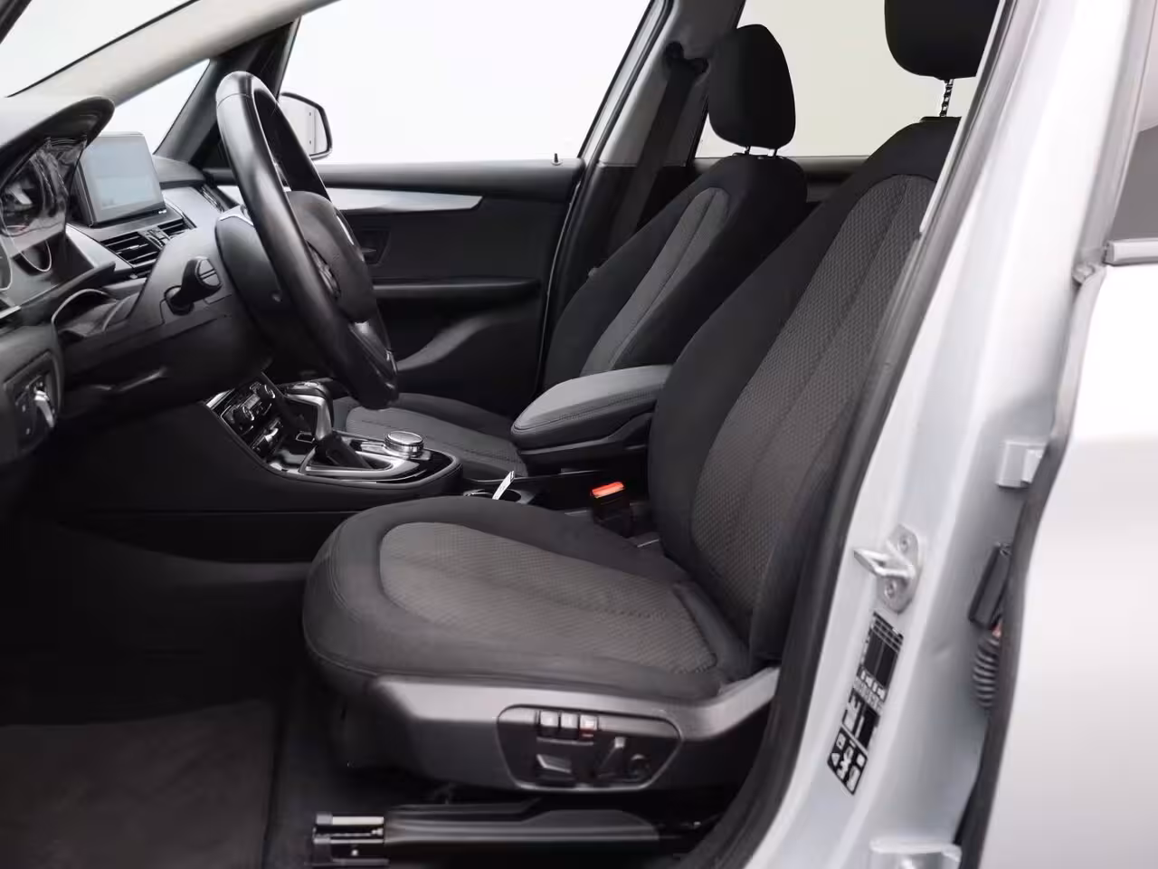 BMW 2-serie Active Tourer 225i xDrive | ELEKTRISCHE BESTUURDERSSTOEL MET GEHEUGEN | | NAVIGATIE | ACHTERUITRIJCAMERA