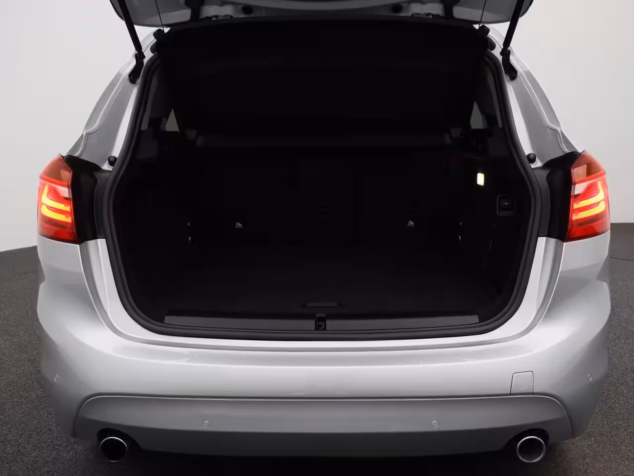 BMW 2-serie Active Tourer 225i xDrive | ELEKTRISCHE BESTUURDERSSTOEL MET GEHEUGEN | | NAVIGATIE | ACHTERUITRIJCAMERA