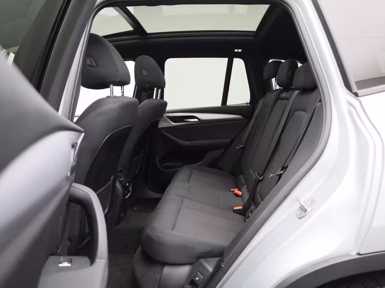 BMW X3 xDrive30e | PANORAMADAK | STOEL-STUURWIELVERWARMING | APPLE CARPLAY-ANDRIOD AUTO | CAMERA