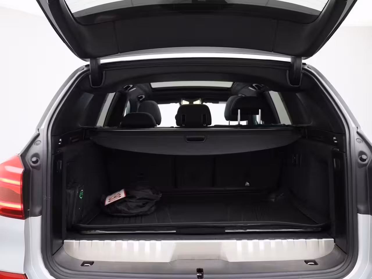 BMW X3 xDrive30e | PANORAMADAK | STOEL-STUURWIELVERWARMING | APPLE CARPLAY-ANDRIOD AUTO | CAMERA