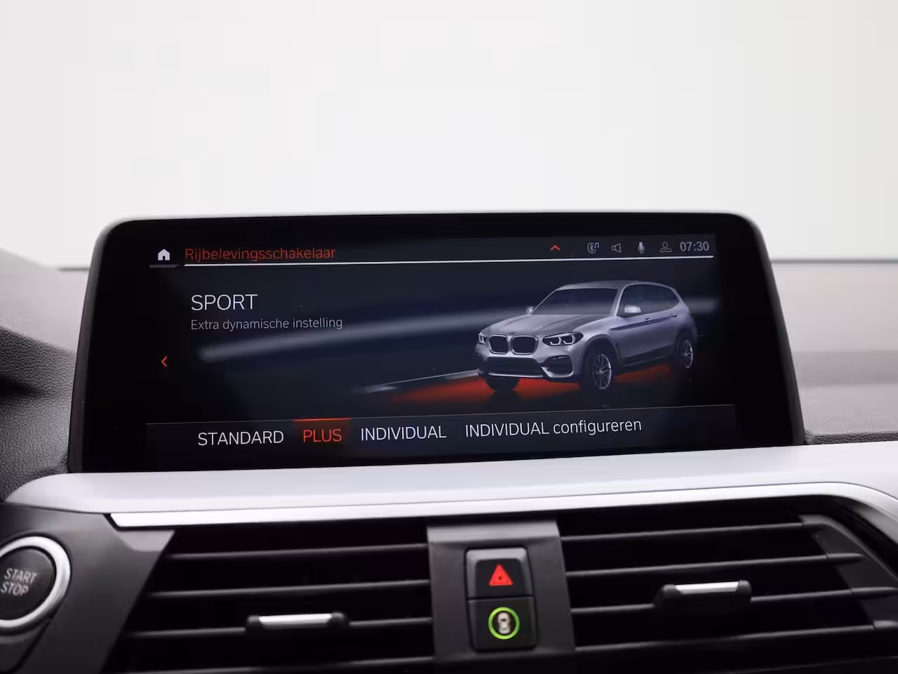 BMW X3 xDrive30e | PANORAMADAK | STOEL-STUURWIELVERWARMING | APPLE CARPLAY-ANDRIOD AUTO | CAMERA