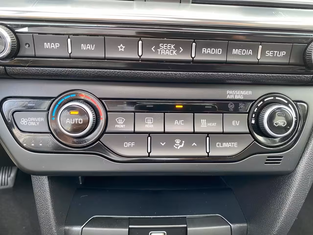 Kia e-Niro DynamicPlusLine 64 kWh | Climate control | Navigatie | Parkeercamera | Stoel + stuurverwar