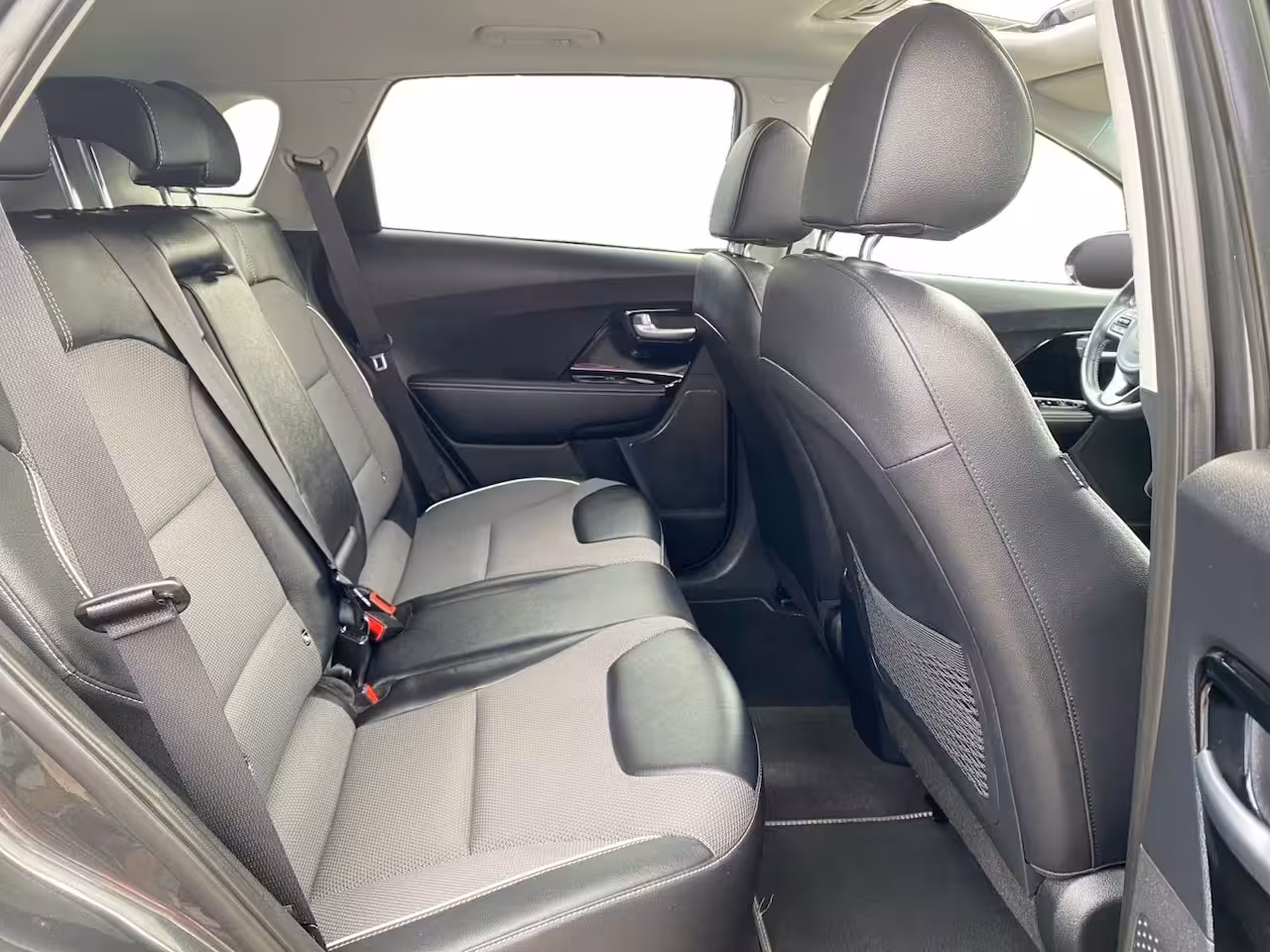 Kia e-Niro DynamicPlusLine 64 kWh | Climate control | Navigatie | Parkeercamera | Stoel + stuurverwar