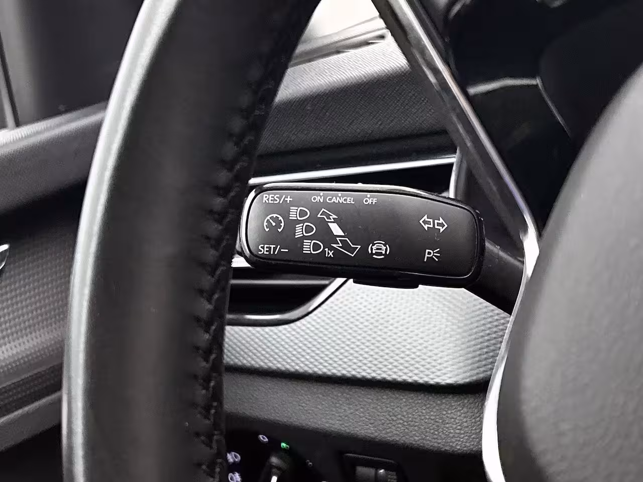 Skoda Scala 1.0 TSI Ambition Metallic lak | Licht metalen velgen
