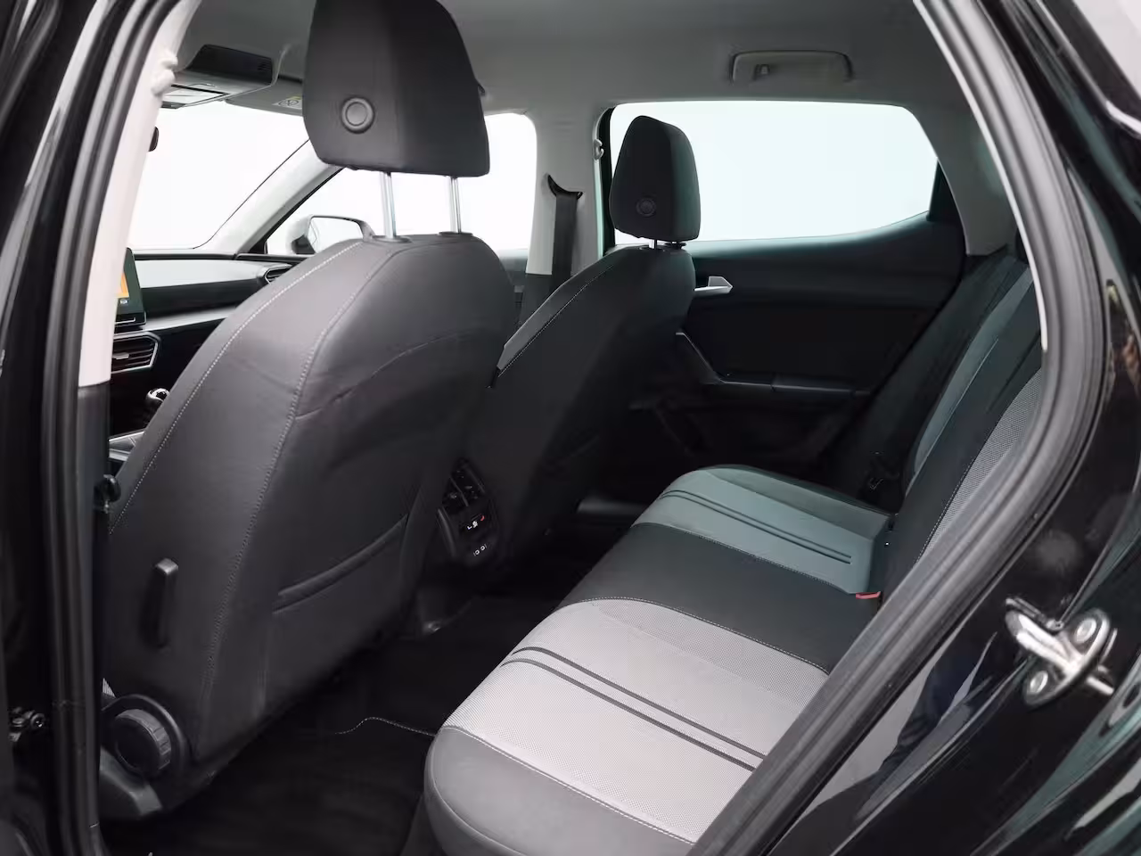 Seat Leon 1.0 TSI Style Business Intense 110 PK | LED Koplampen | Navigatie | Parkeersensoren | Geti