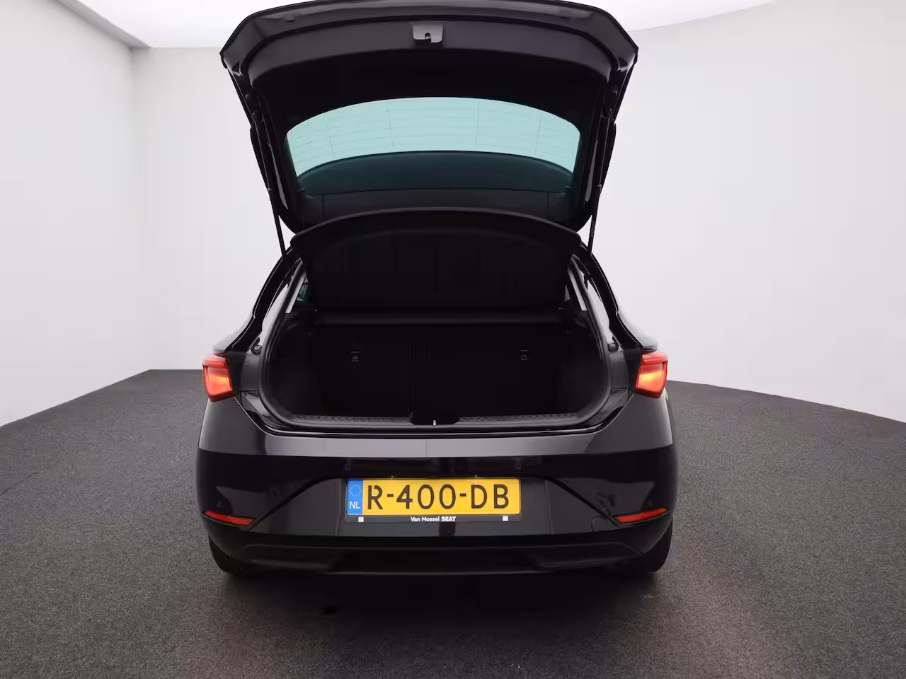 Seat Leon 1.0 TSI Style Business Intense 110 PK | LED Koplampen | Navigatie | Parkeersensoren | Geti