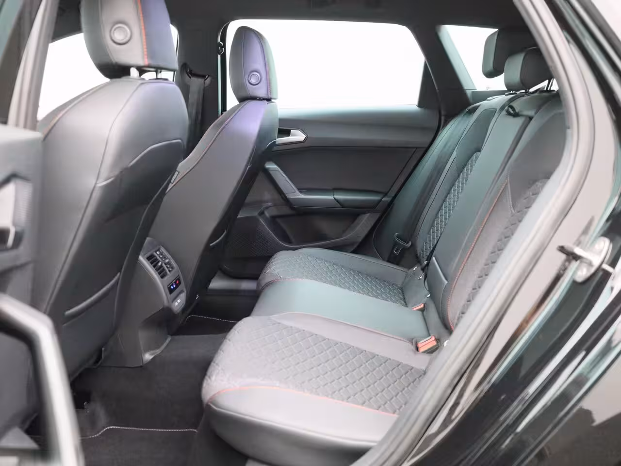 Seat Leon Sportstourer 1.5 TSI e-Hybrid FR Business 204 PK | Automaat | LED Koplampen | Trekhaak | Navigatie | Cl