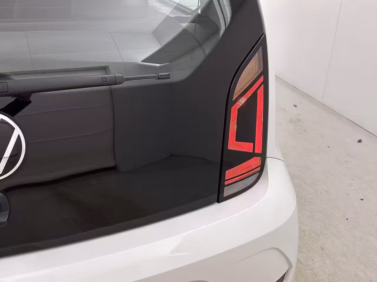 Volkswagen Up! 1.0 | 65 PK | Airco | Maps + More | DAB+ Radio | All Season Banden