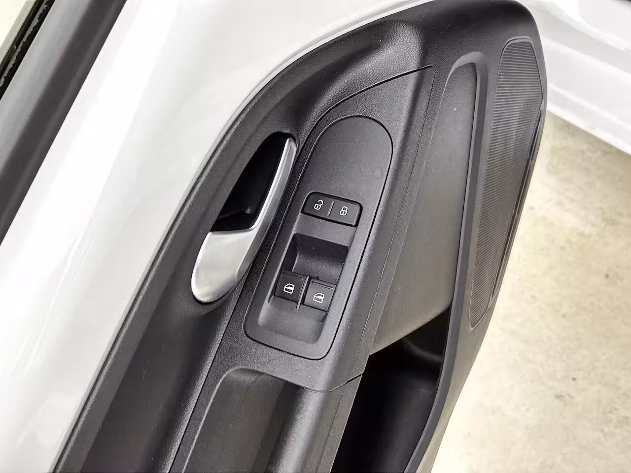 Volkswagen Up! 1.0 | 65 PK | Airco | Maps + More | DAB+ Radio | All Season Banden