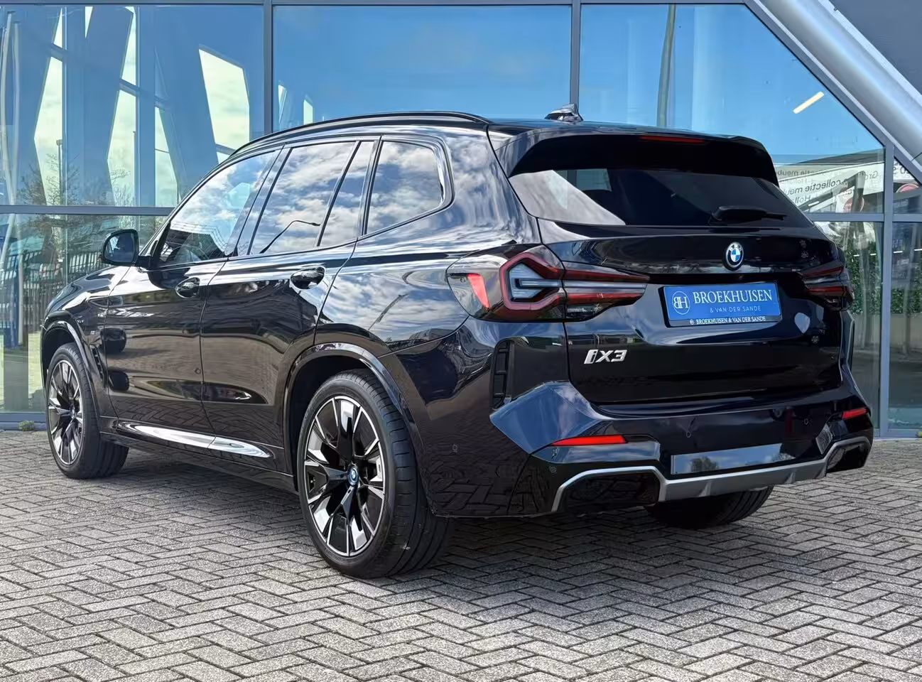 BMW iX3 High Executive Edition M-Sport 80 kWh Shadow Line / Driving Assistant / Panoramadak