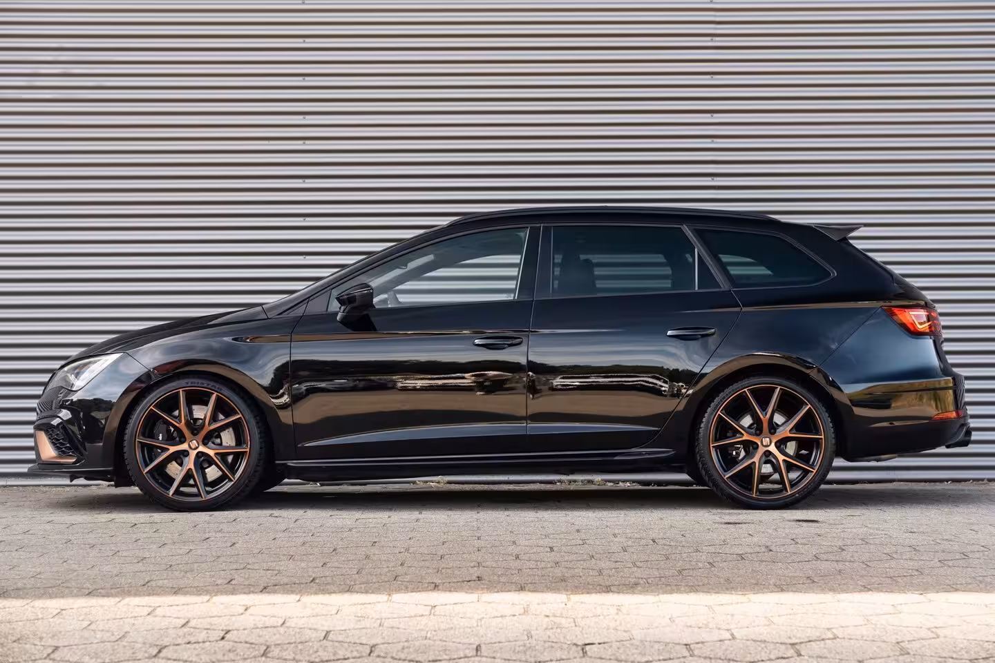 Seat Leon ST 2.0 TSI CUPRA R 4DRIVE PANO CARBON BREMBO BEATS