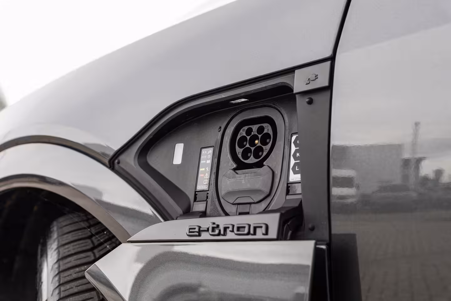 Audi Q8 Sportback e-tron 50 340pk quattro S edition 95 kWh | Panoramadak | Achteruitrijcamera | Luchtvering