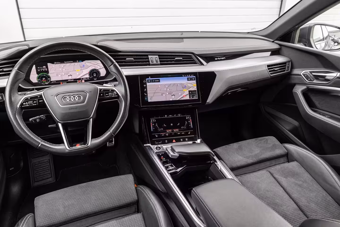Audi Q8 Sportback e-tron 50 340pk quattro S edition 95 kWh | Panoramadak | Achteruitrijcamera | Luchtvering
