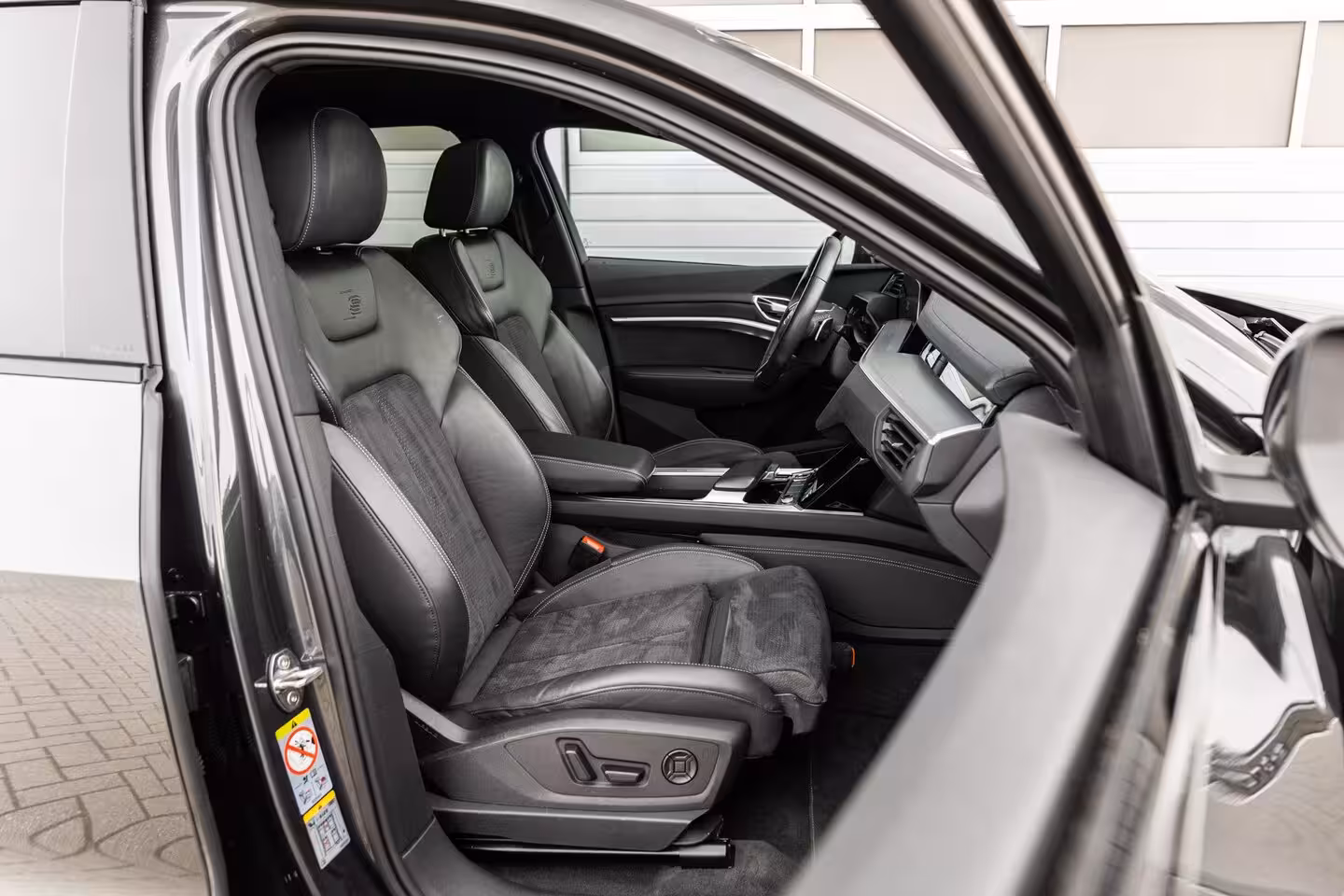 Audi Q8 Sportback e-tron 50 340pk quattro S edition 95 kWh | Panoramadak | Achteruitrijcamera | Luchtvering