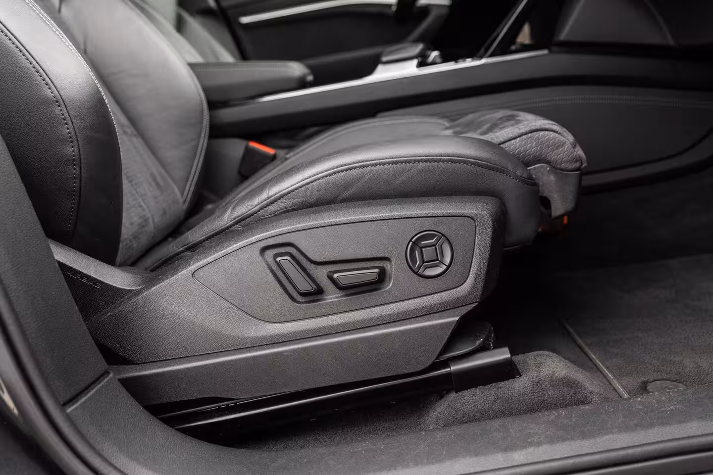 Audi Q8 Sportback e-tron 50 340pk quattro S edition 95 kWh | Panoramadak | Achteruitrijcamera | Luchtvering