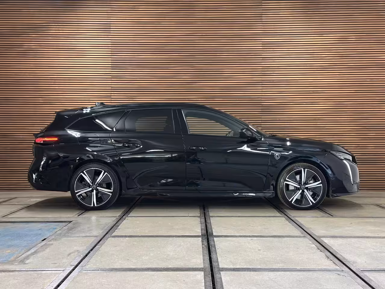 Peugeot 308 SW 1.6 Plug-in Hybrid 180 GT | 360° Camera | Matrix LED | Carplay | Alcantara | Massage | 18
