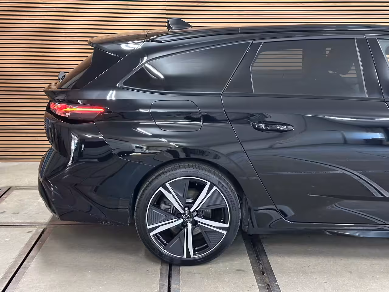 Peugeot 308 SW 1.6 Plug-in Hybrid 180 GT | 360° Camera | Matrix LED | Carplay | Alcantara | Massage | 18