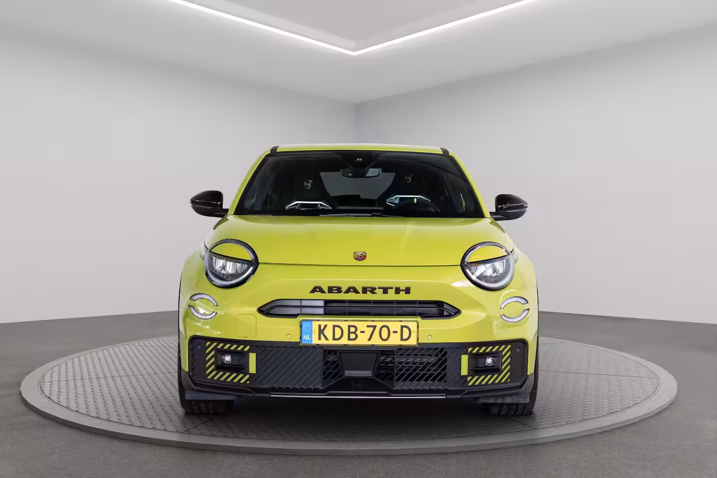 Abarth 600e Scorpionissima 54 kWh | Tot 8 Jaar Garantie | Camera | Navigatie | 20 inch Lichtmetaal | S