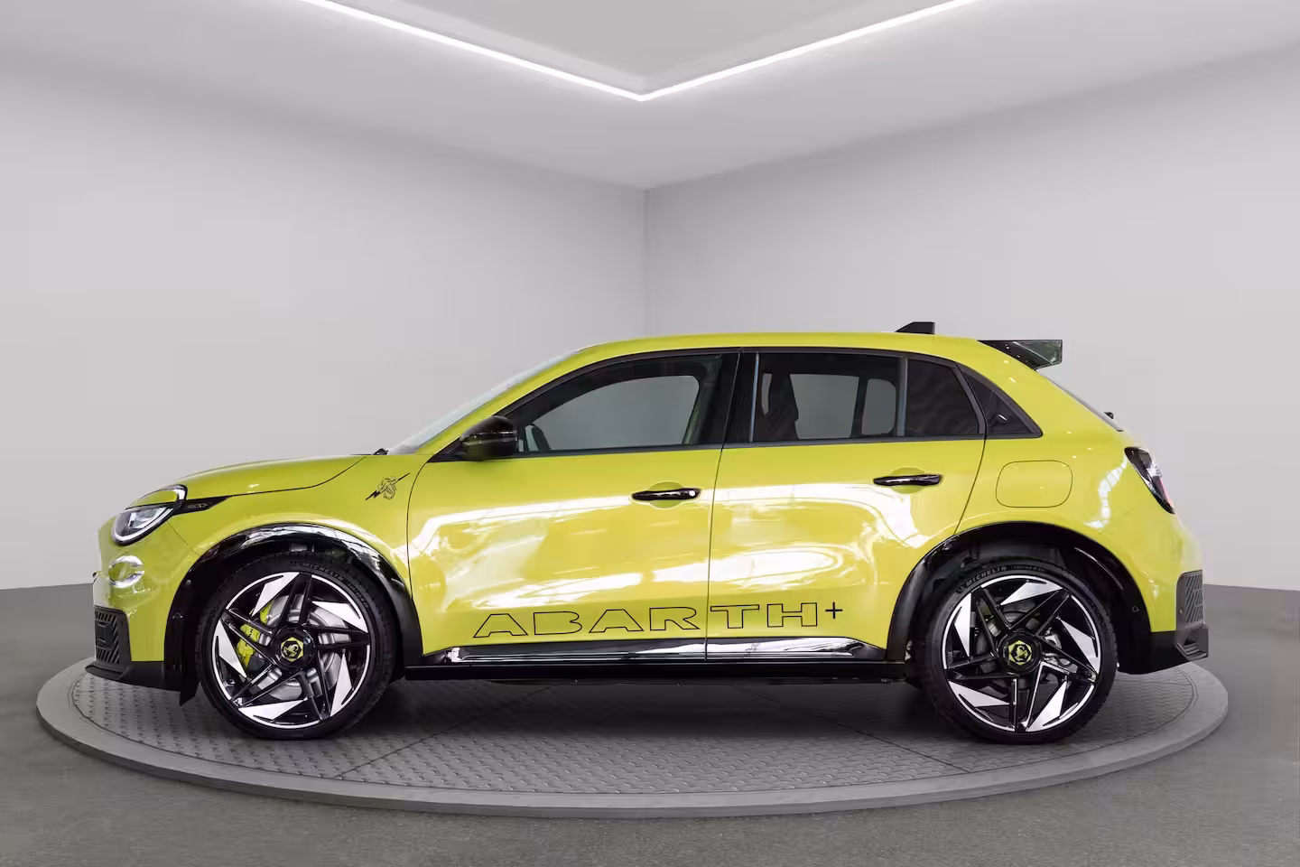 Abarth 600e Scorpionissima 54 kWh | Tot 8 Jaar Garantie | Camera | Navigatie | 20 inch Lichtmetaal | S