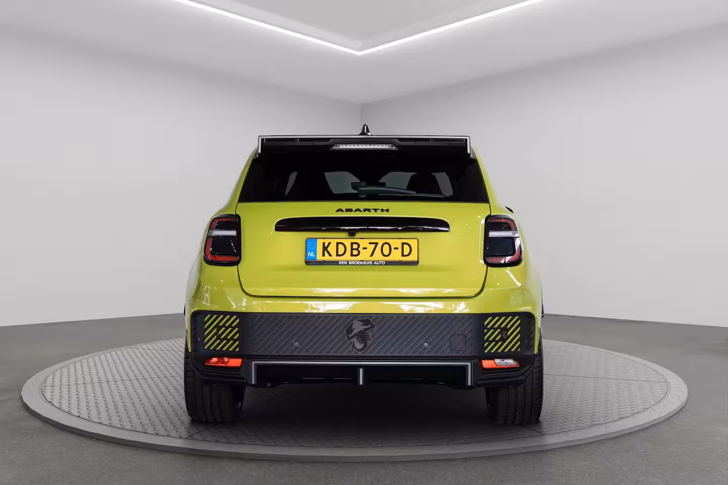 Abarth 600e Scorpionissima 54 kWh | Tot 8 Jaar Garantie | Camera | Navigatie | 20 inch Lichtmetaal | S