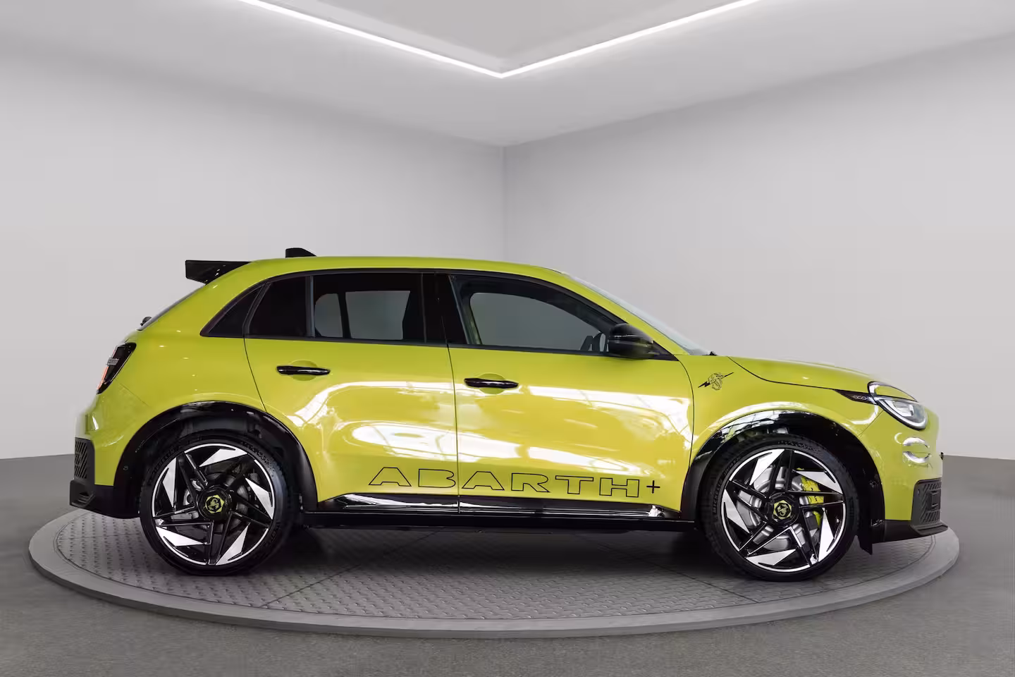Abarth 600e Scorpionissima 54 kWh | Tot 8 Jaar Garantie | Camera | Navigatie | 20 inch Lichtmetaal | S