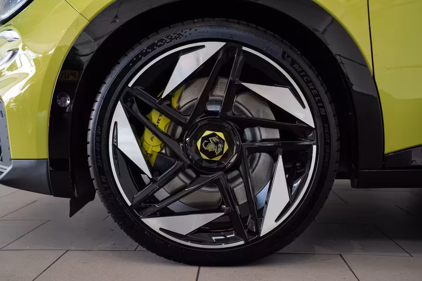 Abarth 600e Scorpionissima 54 kWh | Tot 8 Jaar Garantie | Camera | Navigatie | 20 inch Lichtmetaal | S