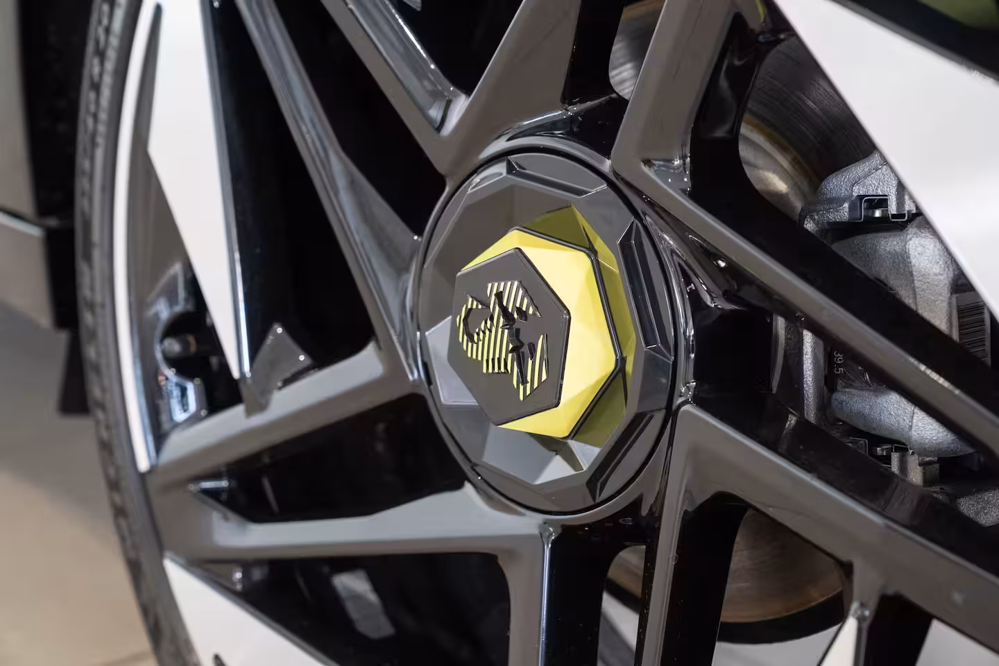 Abarth 600e Scorpionissima 54 kWh | Tot 8 Jaar Garantie | Camera | Navigatie | 20 inch Lichtmetaal | S