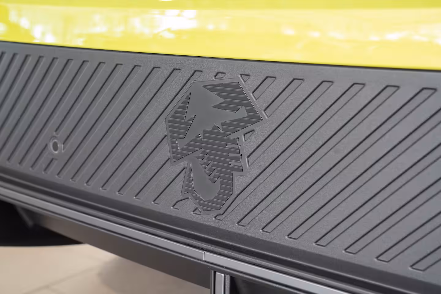 Abarth 600e Scorpionissima 54 kWh | Tot 8 Jaar Garantie | Camera | Navigatie | 20 inch Lichtmetaal | S