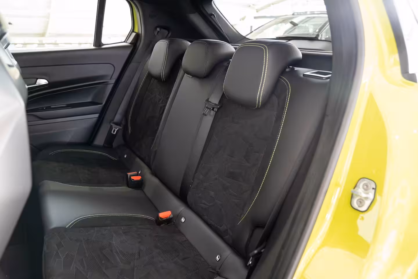 Abarth 600e Scorpionissima 54 kWh | Tot 8 Jaar Garantie | Camera | Navigatie | 20 inch Lichtmetaal | S
