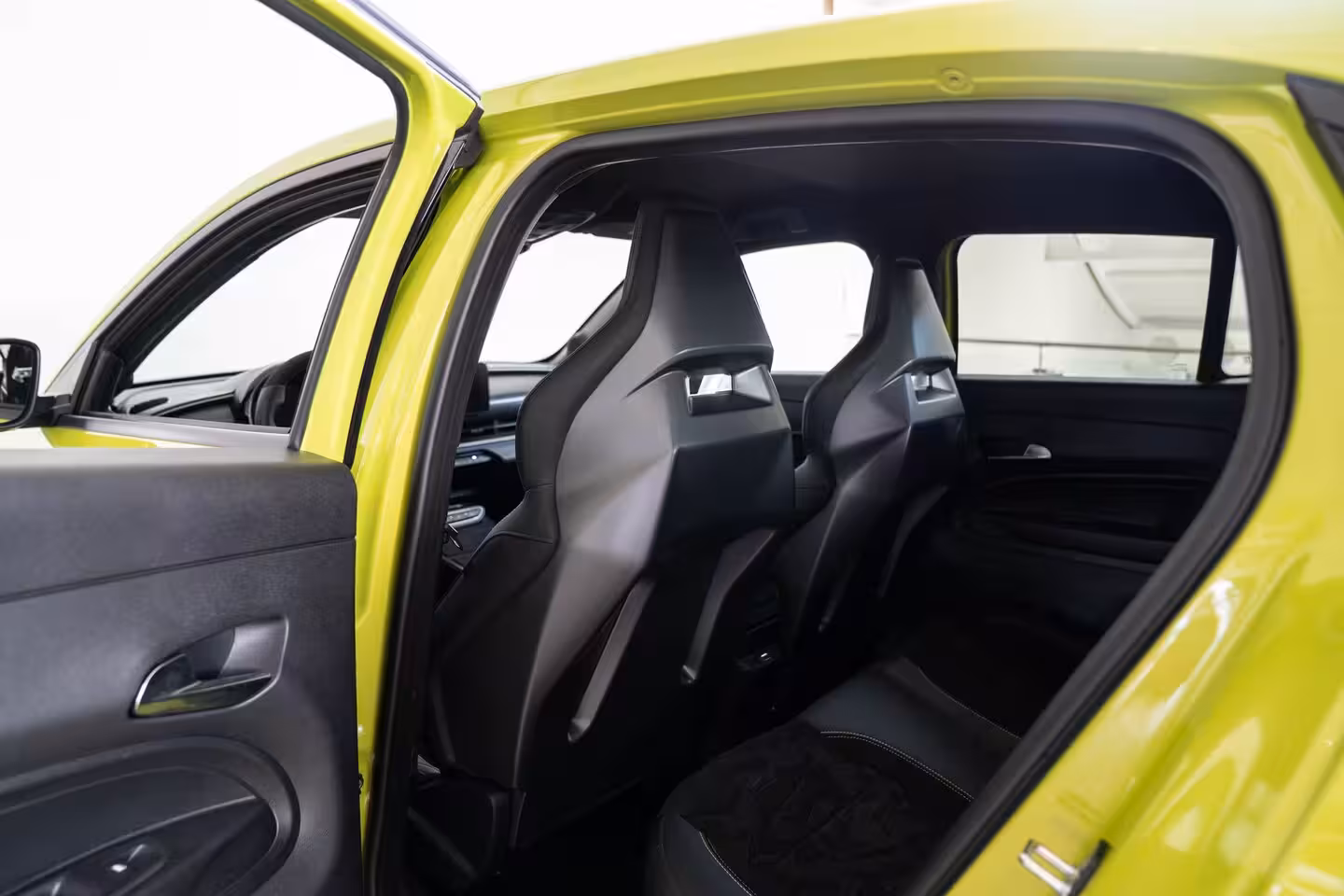 Abarth 600e Scorpionissima 54 kWh | Tot 8 Jaar Garantie | Camera | Navigatie | 20 inch Lichtmetaal | S