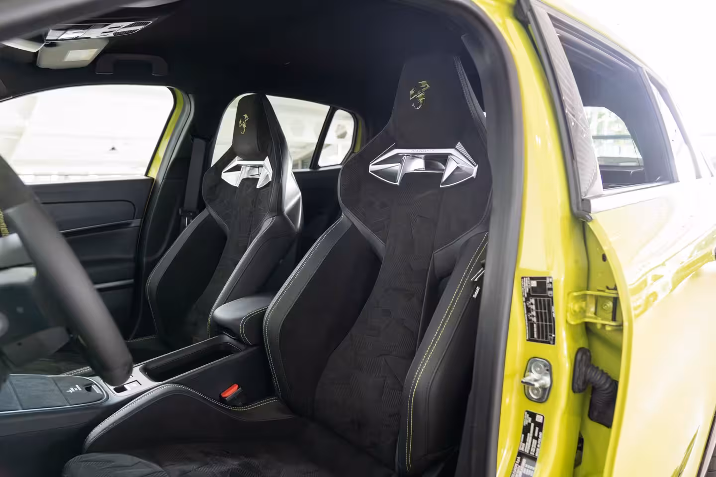 Abarth 600e Scorpionissima 54 kWh | Tot 8 Jaar Garantie | Camera | Navigatie | 20 inch Lichtmetaal | S