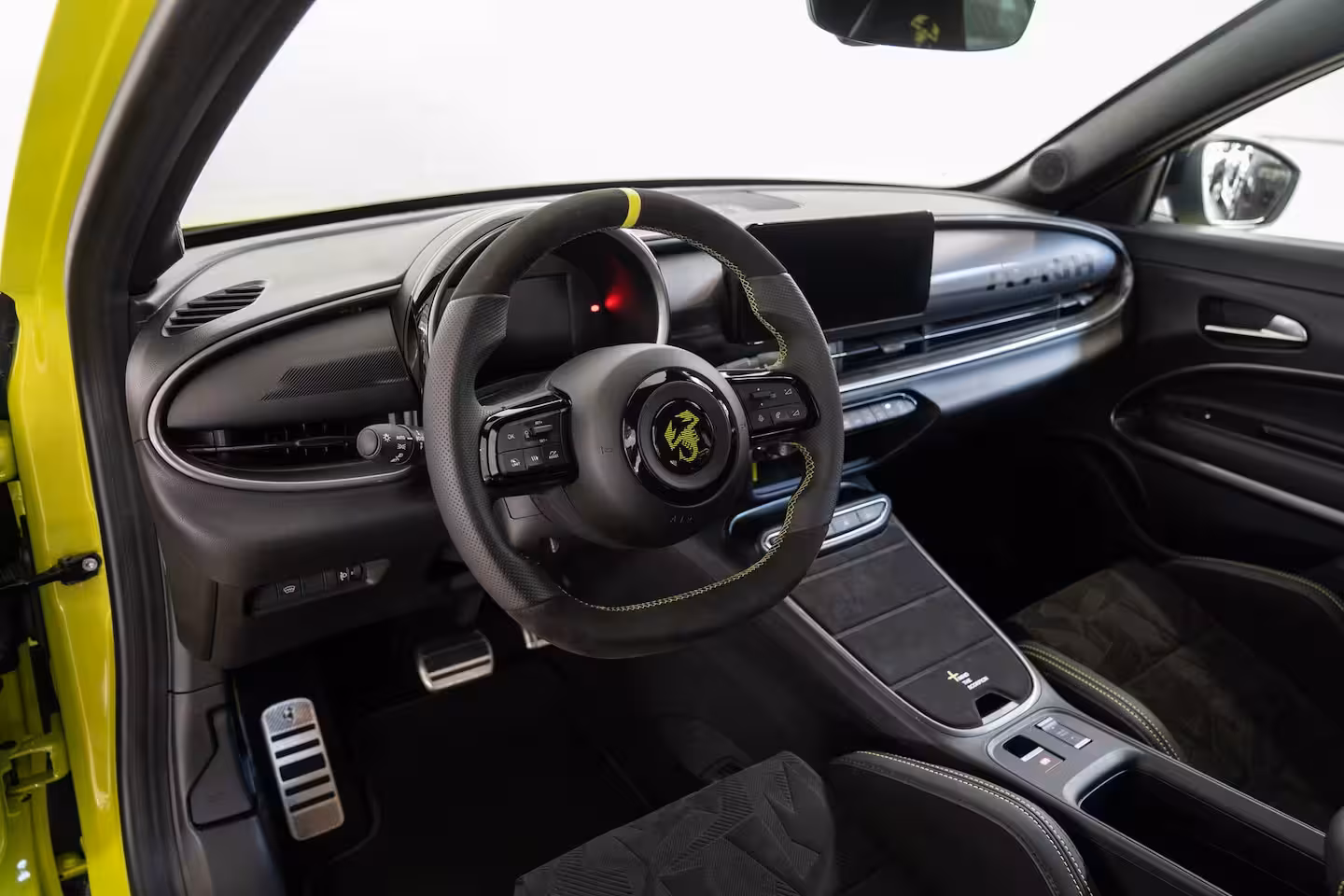 Abarth 600e Scorpionissima 54 kWh | Tot 8 Jaar Garantie | Camera | Navigatie | 20 inch Lichtmetaal | S