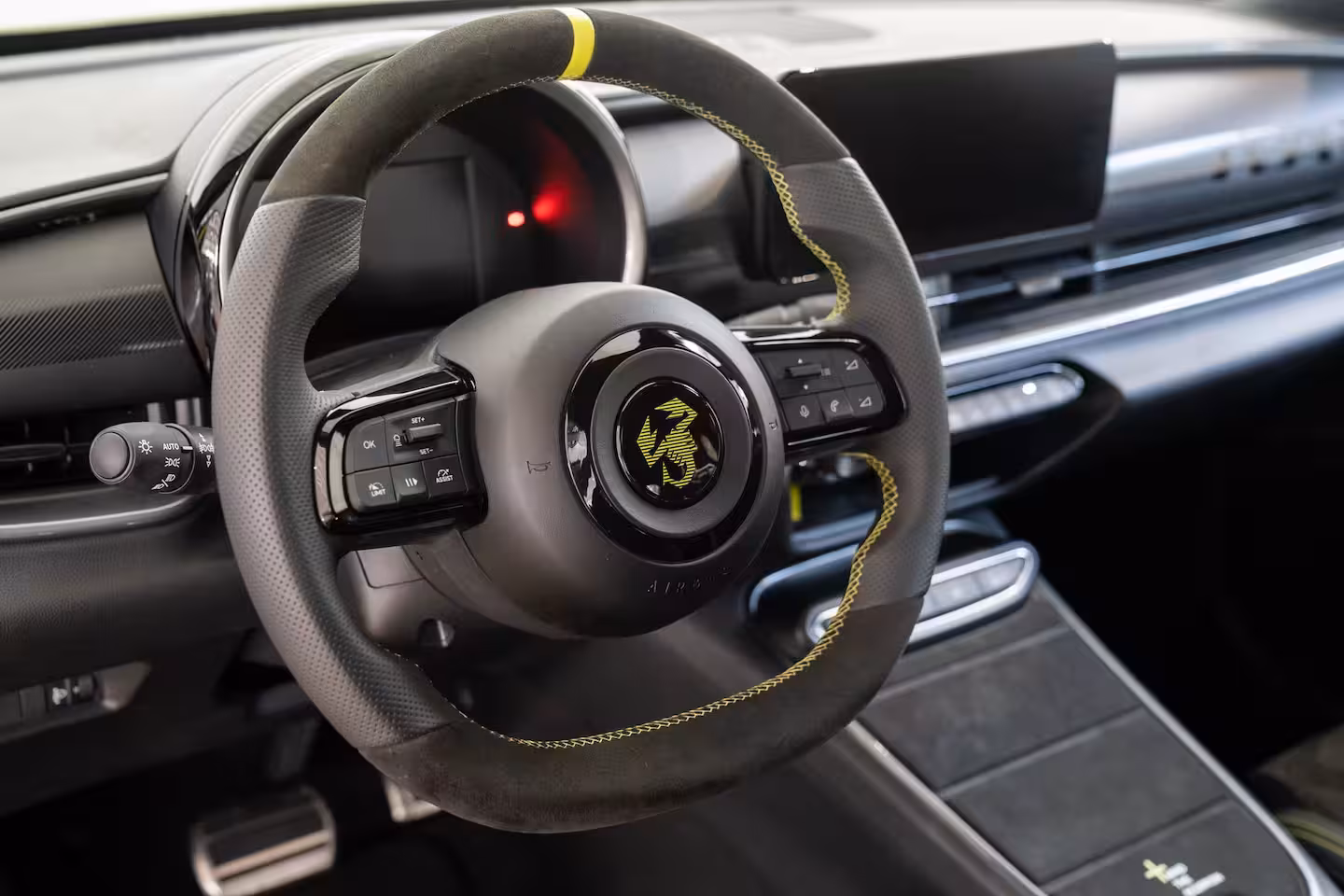 Abarth 600e Scorpionissima 54 kWh | Tot 8 Jaar Garantie | Camera | Navigatie | 20 inch Lichtmetaal | S